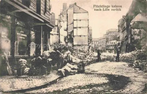 AK / Ansichtskarte LILLE 59 Nord Fluechtlinge Kriegszerstoerung Truemmer Ruinen Gepaeck Handkarren Strasse