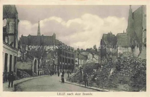 AK / Ansichtskarte LILLE 59 Nord Kriegszerstoerung Brand Truemmer Ruinen Kirchturm Passanten Strasse