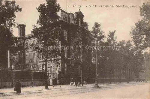 AK / Ansichtskarte LILLE 59 Nord Hôpital-Ste-Eugénie Krankenhaus Gruenderzeitgebaeude Baeume Zaun Passanten