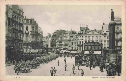 AK / Ansichtskarte LILLE 59 Nord Grand-Place Parade Soldaten Militaer Strassenbahn Denkmal Gruenderzeitgebaeude