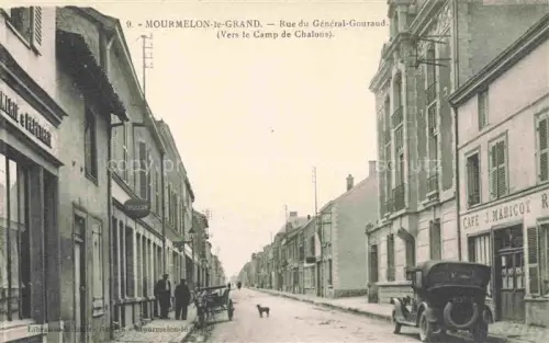 AK / Ansichtskarte Mourmelon-le-Grand Chalons-en-Champagne 51 Marne Rue-du-Général-Gouraud Camp-de-Chalons Café-J.-Maricot Automobile Tailleur Strassenszene