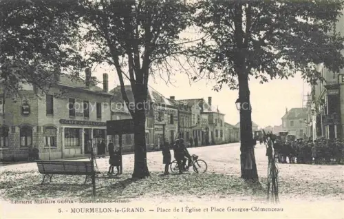 AK / Ansichtskarte Mourmelon-le-Grand Chalons-en-Champagne 51 Marne Place-de-l Église Place-Georges-Clémenceau Café Fahrrad Soldaten Baeume Bank