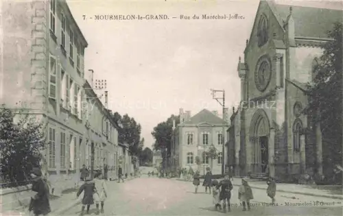 AK / Ansichtskarte Mourmelon-le-Grand Chalons-en-Champagne 51 Marne Rue-du-Maréchal-Joffre Kirche Kinder Strassenszene