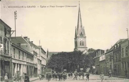AK / Ansichtskarte Mourmelon-le-Grand Chalons-en-Champagne 51 Marne Église Place-Georges-Clémenceau Kirchturm Soldaten Fahrraeder Strassenszene