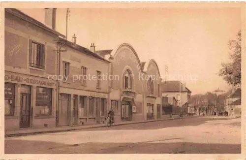 AK / Ansichtskarte Mourmelon-le-Grand Chalons-en-Champagne 51 Marne Place-Tivoli Cinéma Bar-Restaurant Fahrrad Strassenszene