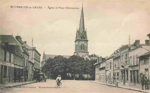 AK / Ansichtskarte Mourmelon-le-Grand Chalons-en-Champagne 51 Marne Église Place-Clémenceau Kirchturm Fahrrad Automobile Rue-des-Ecoles Strassenszene