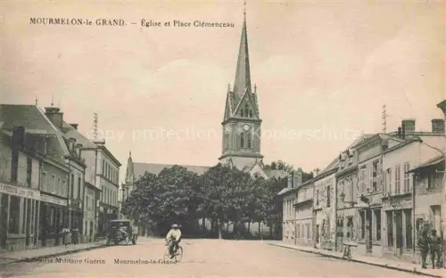 AK / Ansichtskarte Mourmelon-le-Grand Chalons-en-Champagne 51 Marne Église Place-Clémenceau Kirchturm Fahrrad Automobile Strassenszene
