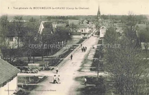 AK / Ansichtskarte Mourmelon-le-Grand Chalons-en-Champagne 51 Marne Camp-de-Chalons Kirchturm Pferdewagen Allee Haeuser Vogelansicht
