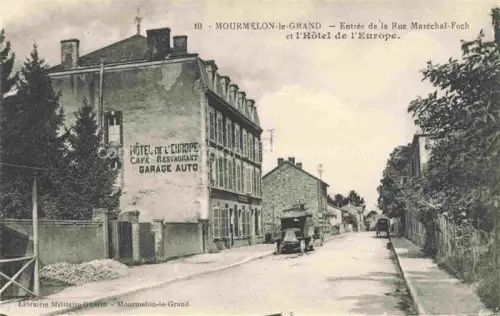 AK / Ansichtskarte Mourmelon-le-Grand Chalons-en-Champagne 51 Marne Rue-Maréchal-Foch Hôtel-de-l Europe Café-Restaurant Garage-Auto Automobile Strassenszene