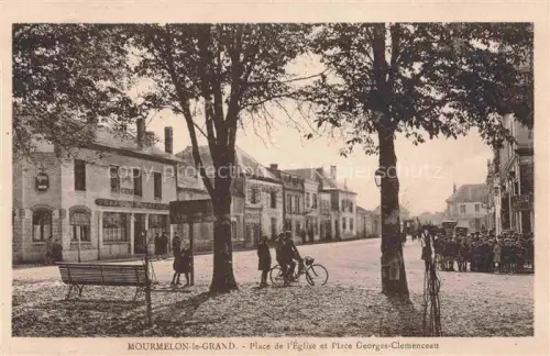 AK / Ansichtskarte Mourmelon-le-Grand Chalons-en-Champagne 51 Marne Place-de-l Église Place-Georges-Clémenceau Fahrrad Bank Baeume Strassenszene