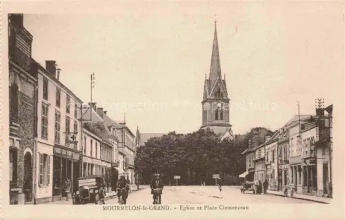 AK / Ansichtskarte Mourmelon-le-Grand Chalons-en-Champagne 51 Marne Eglise Place-Clemenceau Kirchturm Fahrrad Automobile Geschaefte Strassenszene