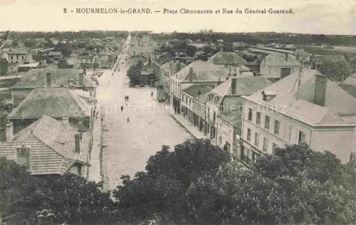 AK / Ansichtskarte Mourmelon-le-Grand Chalons-en-Champagne 51 Marne Place-Clémenceau Rue-du-Général-Gouraud Stadtblick Strasse Gebaeude Passanten
