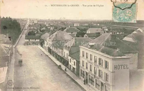 AK / Ansichtskarte Mourmelon-le-Grand Chalons-en-Champagne 51 Marne Vue-prise-de-l Eglise Stadtblick Hotel Chambres-d Hôtel Café Restaurant Strasse Gebaeude