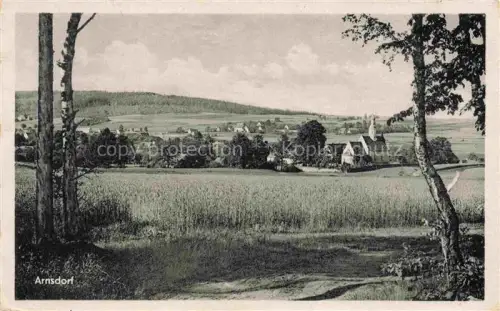 AK / Ansichtskarte Arnsdorf Vierkirchen Oberlausitz Goerlitz Sachsen Dorfansicht Felder Baeume Kirche Haeuser Wiesen Huegel Panorama