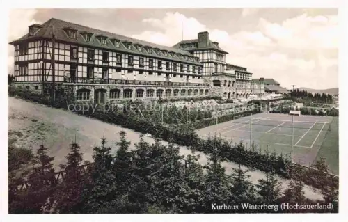 AK / Ansichtskarte Winterberg Hochsauerland Kurhaus Tennisplatz Fachwerkbau Hotel Fichtenwald