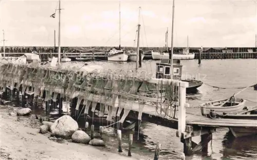 AK / Ansichtskarte STRANDE Osteebad Schleswig-Holstein Hafen Fischernetze Fischerboote Segelboote Mole Ostsee