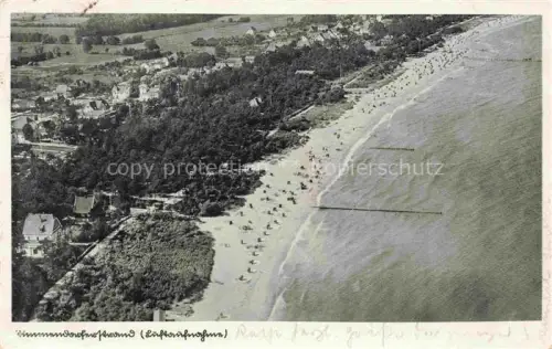 AK / Ansichtskarte NIENDORF Timmendorfer Strand Strand Strandkoerbe Ostsee Kueste Ortschaft Baeume Steg