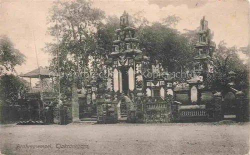 AK / Ansichtskarte Tjakranegara Cakranegara Mataram Indonesia Brahma-Tempel Hinduismus Tempeltor Balinesisch Skulpturen Baeume