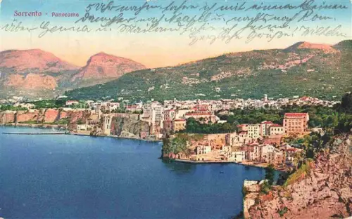 AK / Ansichtskarte SORRENTO  Sorrent Campania IT Panorama Kueste Steilkueste Golf-von-Neapel Meer Berge Stadtansicht Hotels
