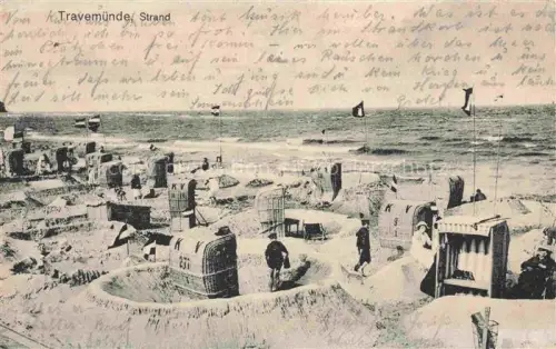 AK / Ansichtskarte TRAVEMueNDE Ostseebad Strand Strandkoerbe Ostsee Wellen Fahnen Sand Strandleben Badegaeste