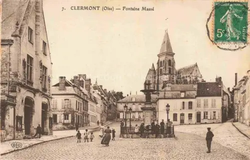 AK / Ansichtskarte CLERMONT 60 Oise Fontaine-Massé Platz Kirche Brunnen Kopfsteinpflaster Passanten Strasse