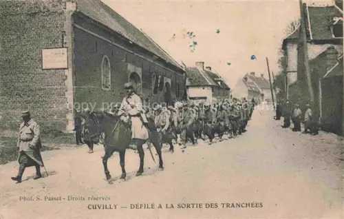 AK / Ansichtskarte Cuvilly COMPIEGNE 60 Oise Défilé Soldaten Pferd Tranchées Erster-Weltkrieg Dorfstrasse Marsch