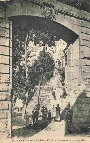 AK / Ansichtskarte Crepy-en-Valois SENLIS 60 Oise Porte-Ste-Agathe Remparts Torbogen Stadttor Treppe Dorfbewohner Baeume