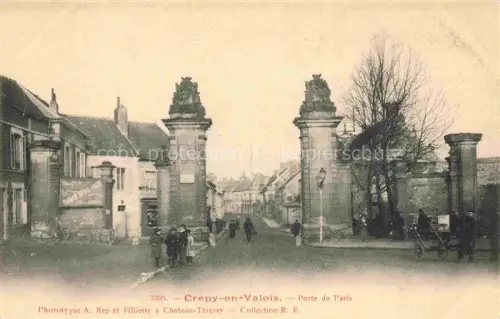 AK / Ansichtskarte Crepy-en-Valois SENLIS 60 Oise Porte-de-Paris Stadttor Pfeiler Strasse Passanten Fahrrad Laternenpfahl