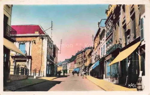 AK / Ansichtskarte Crepy-en-Valois SENLIS 60 Oise Rue-Nationale Strassenszene Geschaefte Sonnenschutz Balkone Passanten