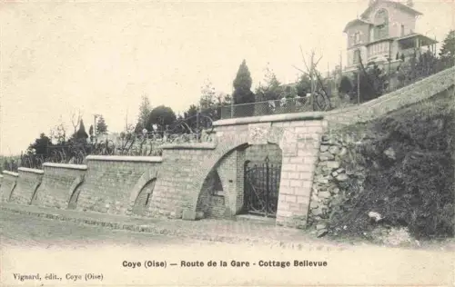 AK / Ansichtskarte Coye-la-Foret SENLIS 60 Oise Route-de-la-Gare Cottage-Bellevue Villa Mauer Tor Bogenportal Gartenanlage