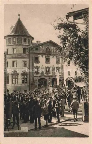 AK / Ansichtskarte BERCHTESGADEN Bayern Marktplatz Menschenmenge Turm Fassadenmalerei Gebaeude Volkstracht Sonntag