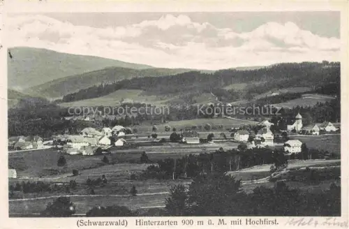 AK / Ansichtskarte Hinterzarten Breisgau-Hochschwarzwald BW Schwarzwald Hochfirst Ortsansicht Bergwiesen Waelder Kirche Gebaeude Huegel