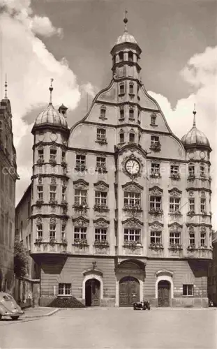 AK / Ansichtskarte Memmingen Bayern Rathaus Barockfassade Uhr Tuermchen Autos Marktplatz