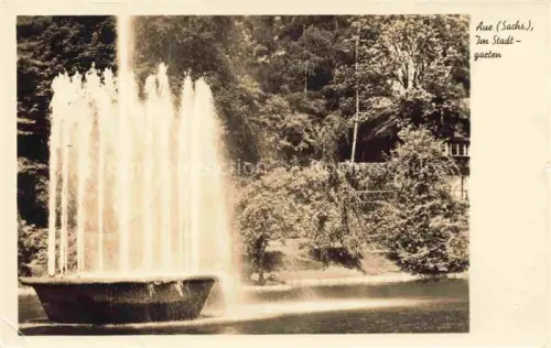 AK / Ansichtskarte Aue Sachsen Stadtgarten Springbrunnen Fontaene Teich Baeume Park