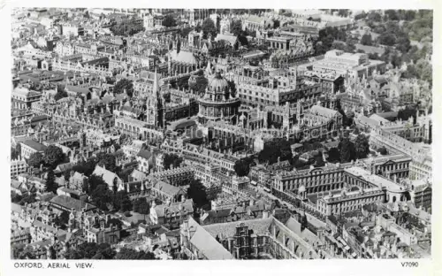 AK / Ansichtskarte Oxford Oxfordshire Luftbild Radcliffe-Camera Universitaet Stadtansicht Tuerme Colleges