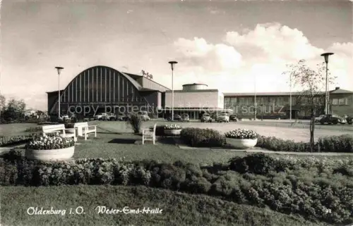 AK / Ansichtskarte Oldenburg  Oldenburg Weser-Ems-Halle Messehalle Parkanlage Blumenbeete Autos Nachkriegsarchitektur