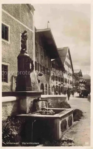 AK / Ansichtskarte MITTENWALD Bayern Marienbrunnen Brunnen Marienstatue Hauptstrasse Laubenhaeuser Dorfstrasse
