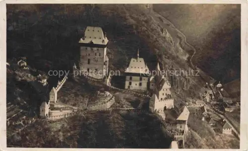 AK / Ansichtskarte Karlstein Burg Karlstejn CZ Burg-Karlstejn Burg Mittelalter Wehrtuerme Burgmauern Luftaufnahme Huegel Budnany