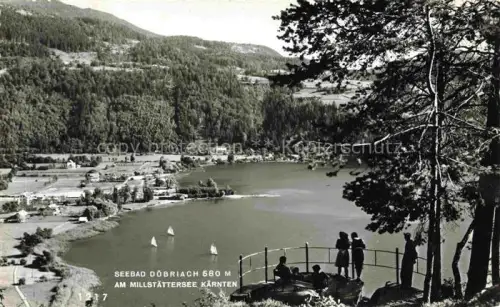 AK / Ansichtskarte Doebriach Millstaettersee Millstaettersee Segelboote Bergpanorama Seebad Aussichtspunkt Nadelwald Ortschaft