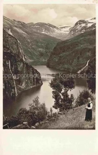 AK / Ansichtskarte Geirangerfjorden Norge Geirangerfjord Fjord Berge Wasserfall Frau-in-Tracht Gletscher Wald