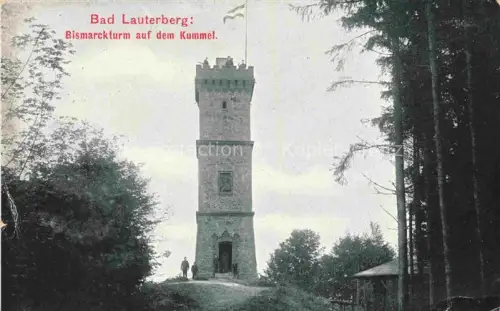 AK / Ansichtskarte Bad Lauterberg Osterode Harz Niedersachsen Bismarckturm Kummel Aussichtsturm Harz Wald Personen Flagge