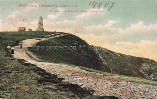 AK / Ansichtskarte Feldberg 1450m Schwarzwald BW Bismarck-Denkmal Seebuck Gipfel Wanderer Schwarzwald Bergpfad
