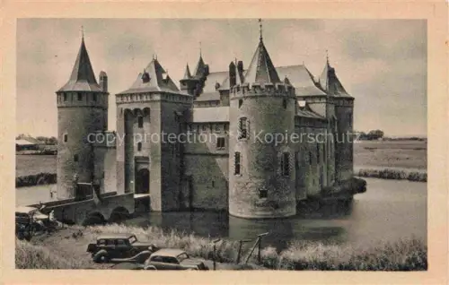 AK / Ansichtskarte Muiderslot Muiden Noord-Holland NL Muiderslot Wasserburg Burggraben Tuerme Autos