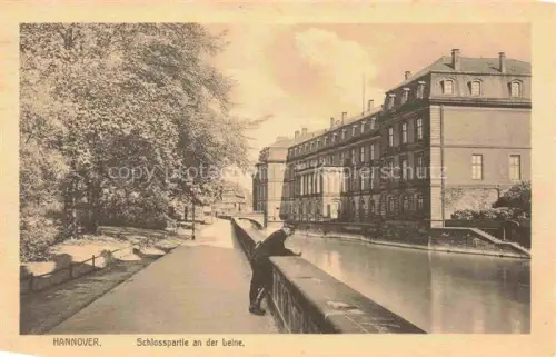 AK / Ansichtskarte Badenstedt HANNOVER Schlosspartie Leine Schloss Kanal Bruecke Baeume Ufermauer Person