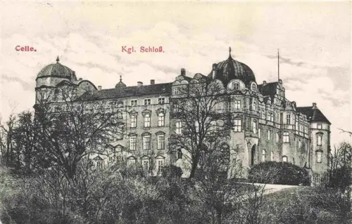 AK / Ansichtskarte Celle Niedersachsen Koenigliches-Schloss Schloss Barockarchitektur Turm Kuppel Park