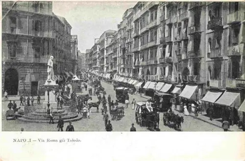 AK / Ansichtskarte NAPOLI Neapel Naples IT Via-Roma Via-Toledo Strassenszene Brunnen Statue Pferdefuhrwerke Haendler Passanten Gruenderzeitgebaeude