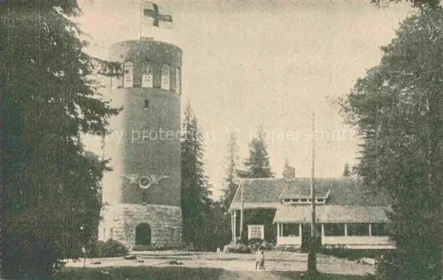 AK / Ansichtskarte Kuopio Suomi Aussichtsturm Puijo Flagge Holzhaus Nadelwald Rundbau