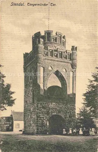 AK / Ansichtskarte Bindfelde Tangermuender-Tor Stadttor Backsteinturm Mittelalter Passanten Baeume