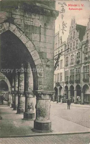 AK / Ansichtskarte MueNSTER Westfalen NRW Rathausbogen Rathaus Arkaden Boegen Passanten Pflaster Giebelhaus