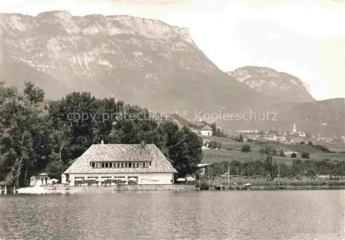 AK / Ansichtskarte Lago di Caldaro Kalterersee Suedtirol IT Kalterersee Lago-di-Caldaro Segelboote See Berge Weinberge Dorf Bootssteg Ueberetsch